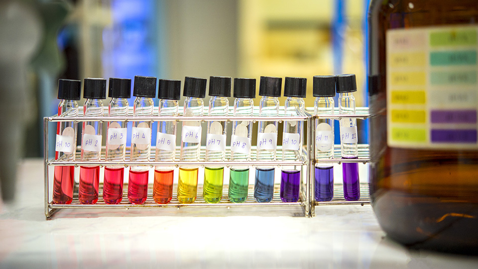 Τα χρώματά των εργαστηριακών δεικτών σε όξινα, ουδέτερα και βασικά διαλύματα